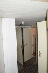 <p>In de nieuwe kelder met betondek werd het sanitair ondergebracht. </p>
